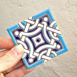 Azulejo 7,5 cm esmaltado con lazo geométrico en azul turquesa