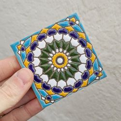 Azulejo 7,5 cm esmaltado con rosetón floral en azul turquesa