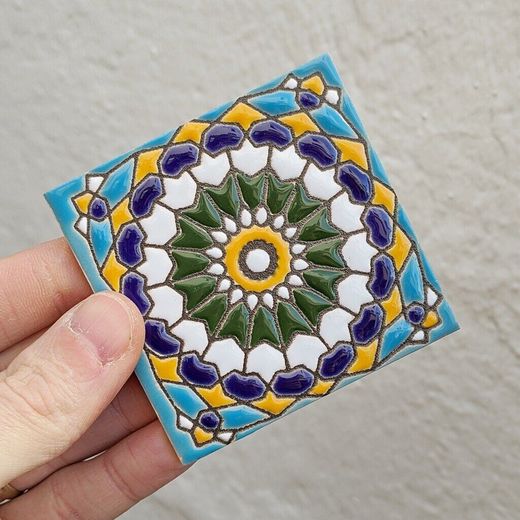 Azulejo 7,5 cm esmaltado con rosetón floral en azul turquesa