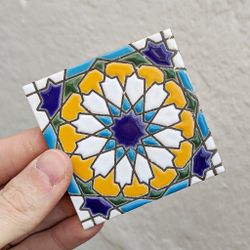 Azulejo 7,5 cm esmaltado con estrella geométrica azul y amarilla