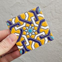 Azulejo 7,5 cm esmaltado con lazo geométrico policromado