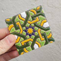 Azulejo 7,5 cm esmaltado con lacería entrelazada en verde y miel