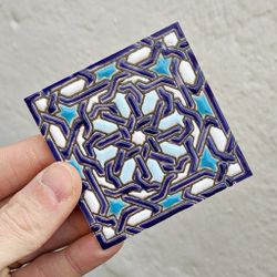 Azulejo 7,5 cm esmaltado con lacería azul