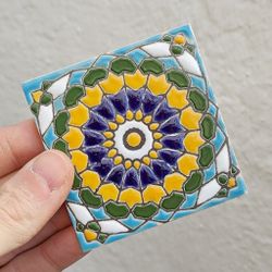 Azulejo 7,5 cm esmaltado con rosetón estrellado en cobalto y miel