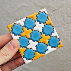 Azulejo 7,5 cm esmaltado con estrellas azul y mostaza