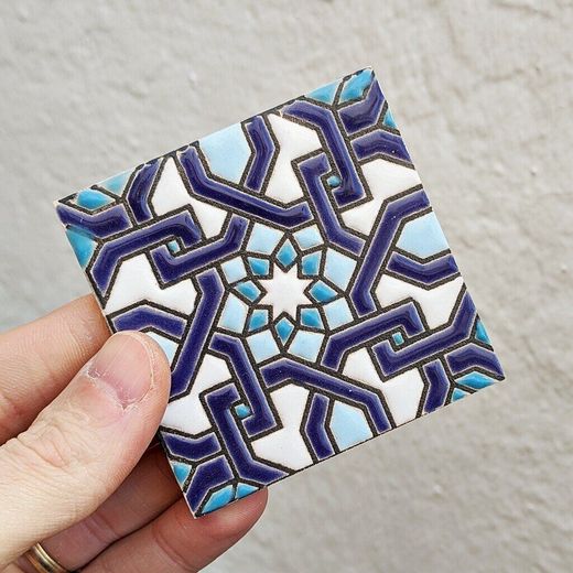 Azulejo 7,5 cm esmaltado con lazo geométrico azul celeste