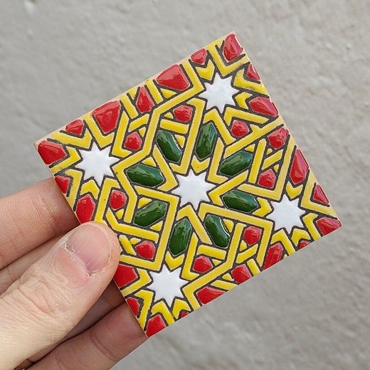 Azulejo 7,5 cm esmaltado con lacería geométrica roja y verde