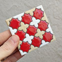 Azulejo 7,5 cm esmaltado con mosaico de cruces rojas