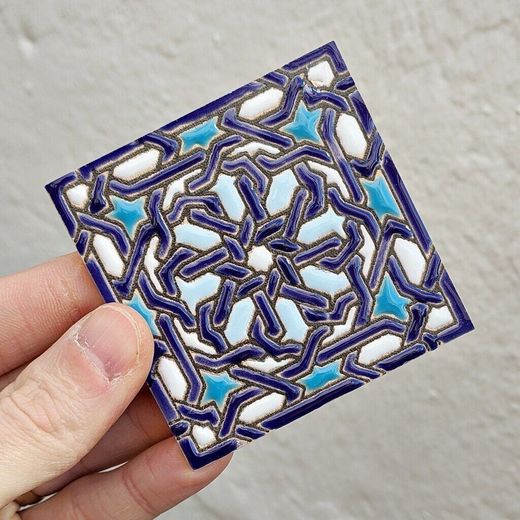 Azulejo 7,5 cm esmaltado con lacería azul