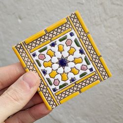 Azulejo 7,5 cm esmaltado con marco de cenefa y rosetón central