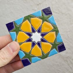 Azulejo 7,5 cm esmaltado con estrella califal en verde y cobalto
