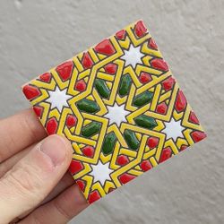 Azulejo 7,5 cm esmaltado con lacería geométrica roja y verde