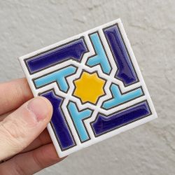 Azulejo 7,5 cm esmaltado con lazo geométrico azul
