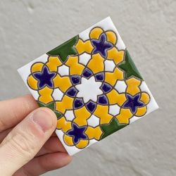 Azulejo 7,5 cm esmaltado con mandala geométrico en cobalto y miel