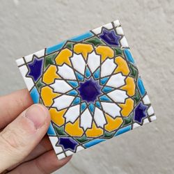 Azulejo 7,5 cm esmaltado con estrella geométrica azul y amarilla