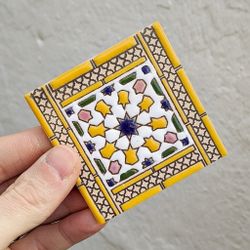 Azulejo 7,5 cm esmaltado con marco de cenefa y rosetón central