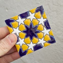 Azulejo 7,5 cm esmaltado con flor nazarí azul y mostaza