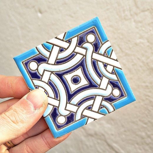 Azulejo 7,5 cm esmaltado con lazo geométrico en azul turquesa
