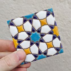 Azulejo 7,5 cm esmaltado con mosaico de estrellas en turquesa y miel