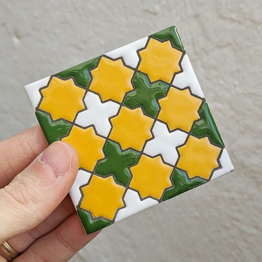Azulejo 7,5 cm esmaltado con estrellas verdes y amarillas