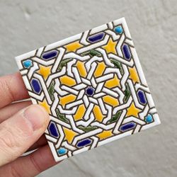Azulejo 7,5 cm esmaltado con rosetón califal policromado