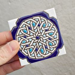 Azulejo 7,5 cm esmaltado con rosetón de lacería turquesa y cobalto
