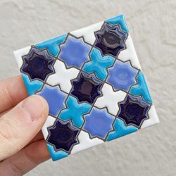 Azulejo 7,5 cm esmaltado con mosaico de cruces azul celeste