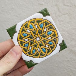 Azulejo 7,5 cm esmaltado con lacería geométrica en amarillo y verde