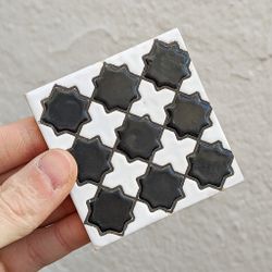 Azulejo 7,5 cm esmaltado con mosaico de cruces negro