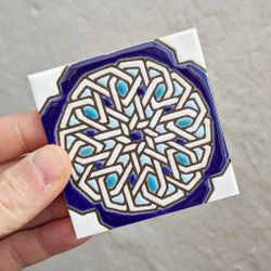 Azulejo 7,5 cm esmaltado con rosetón de lacería turquesa y cobalto